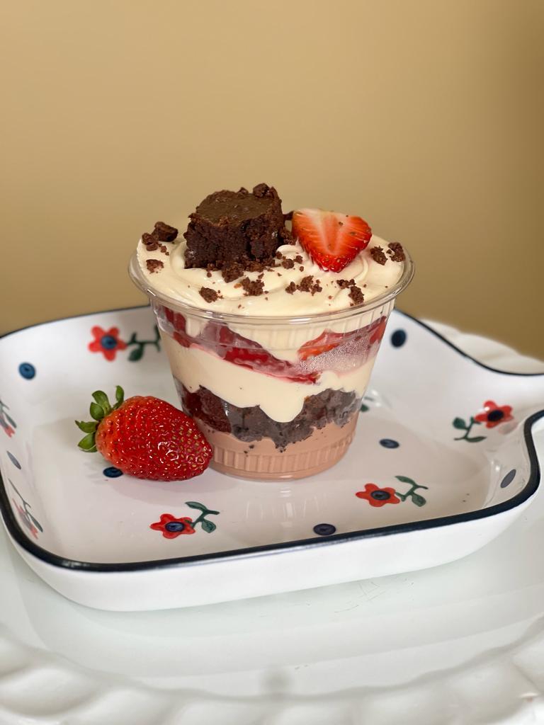 imagem de Copo brownie com morangos